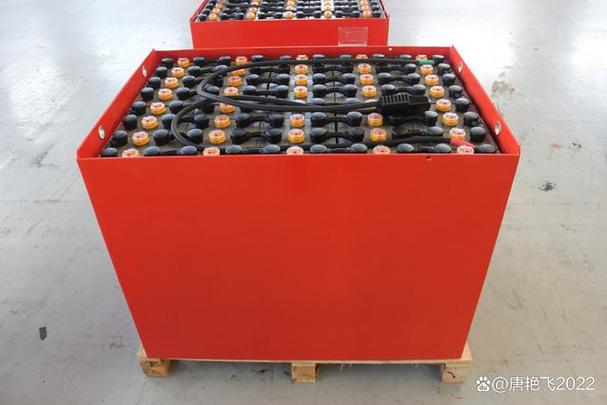 叉车蓄电池在正常的使用过程中,由于极板要随着蓄电池反复充放电而